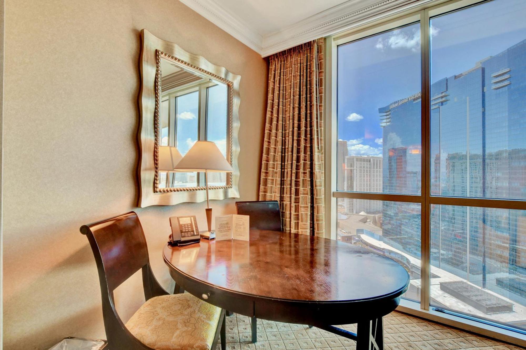Strip View - No Fee ! Apartment