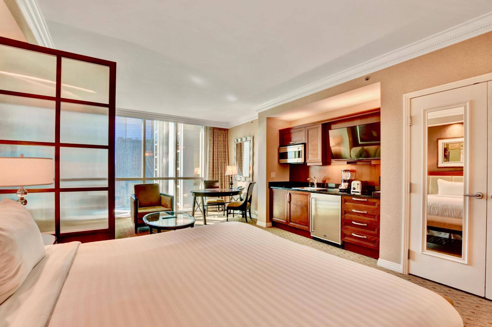 Strip View - No Fee ! Apartment *