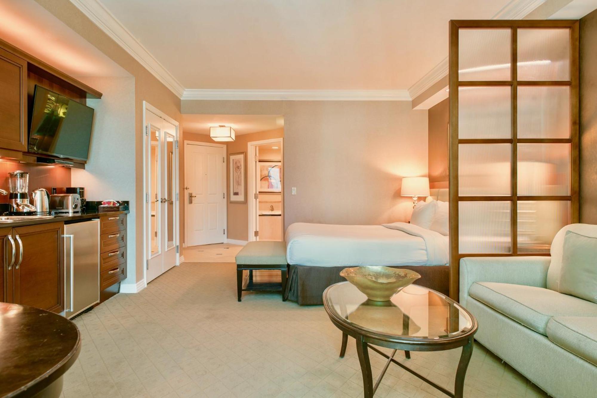 Strip View - No Fee ! Apartment