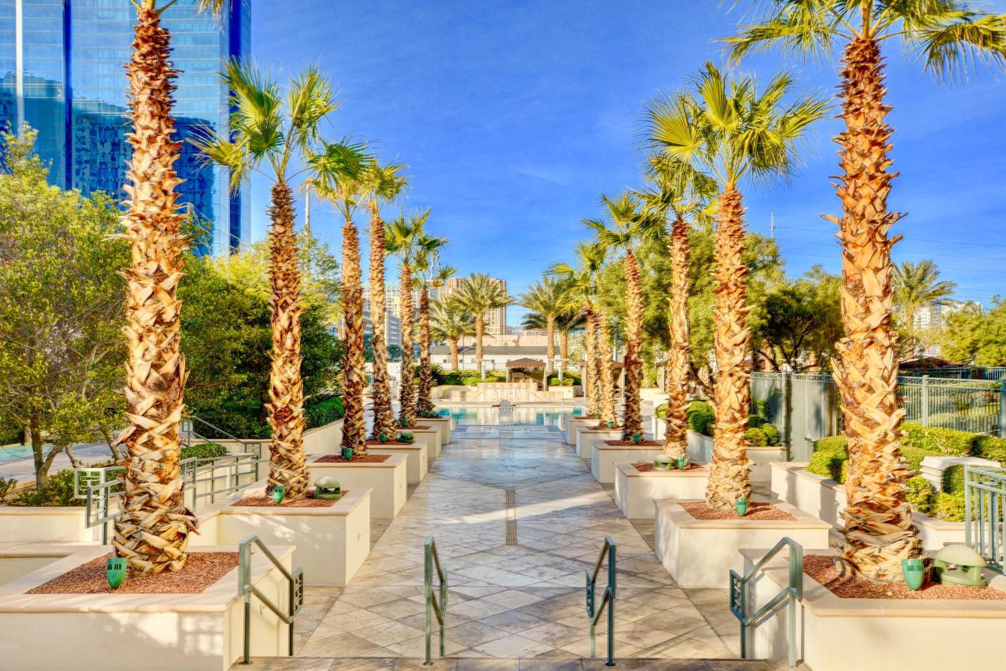 Strip View - No Fee ! Apartment *