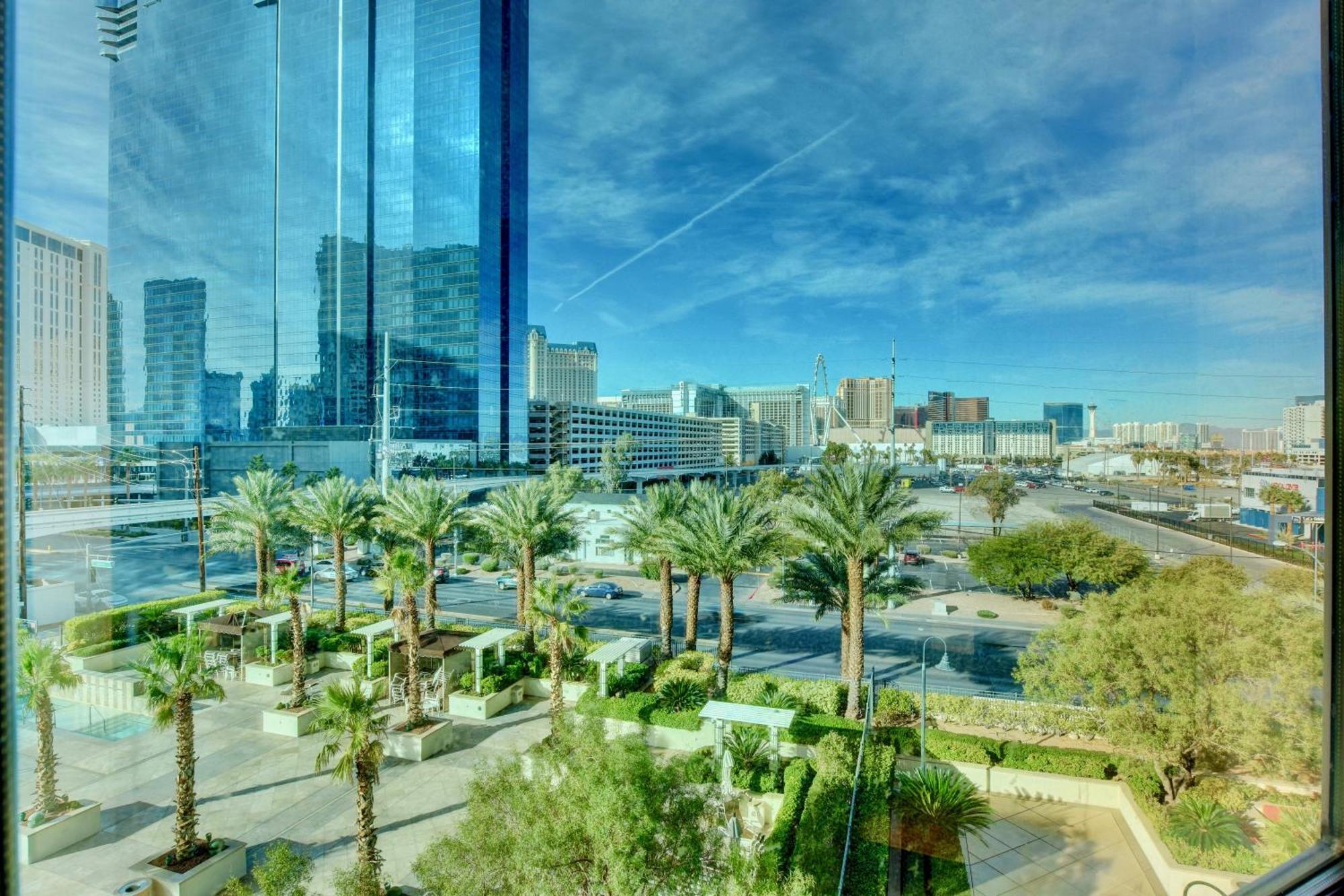 Strip View - No Fee ! Apartment *