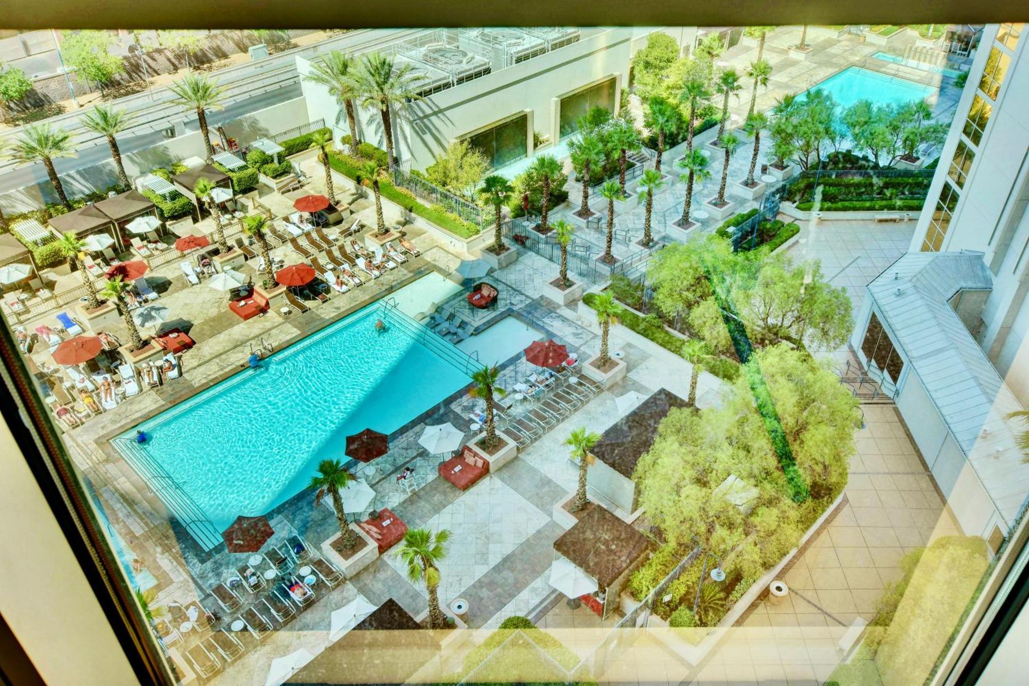 Strip View - No Fee ! Apartment